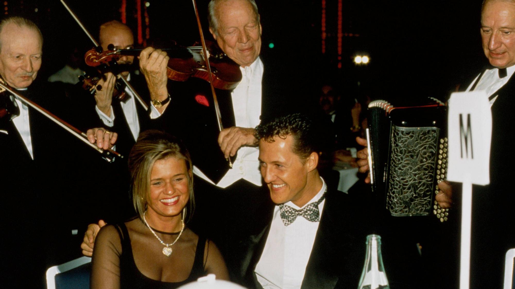 Michael Schumacher im Smoking mit seiner Ehefrau Corinna im Abendkleid bei einer Gala 1994.