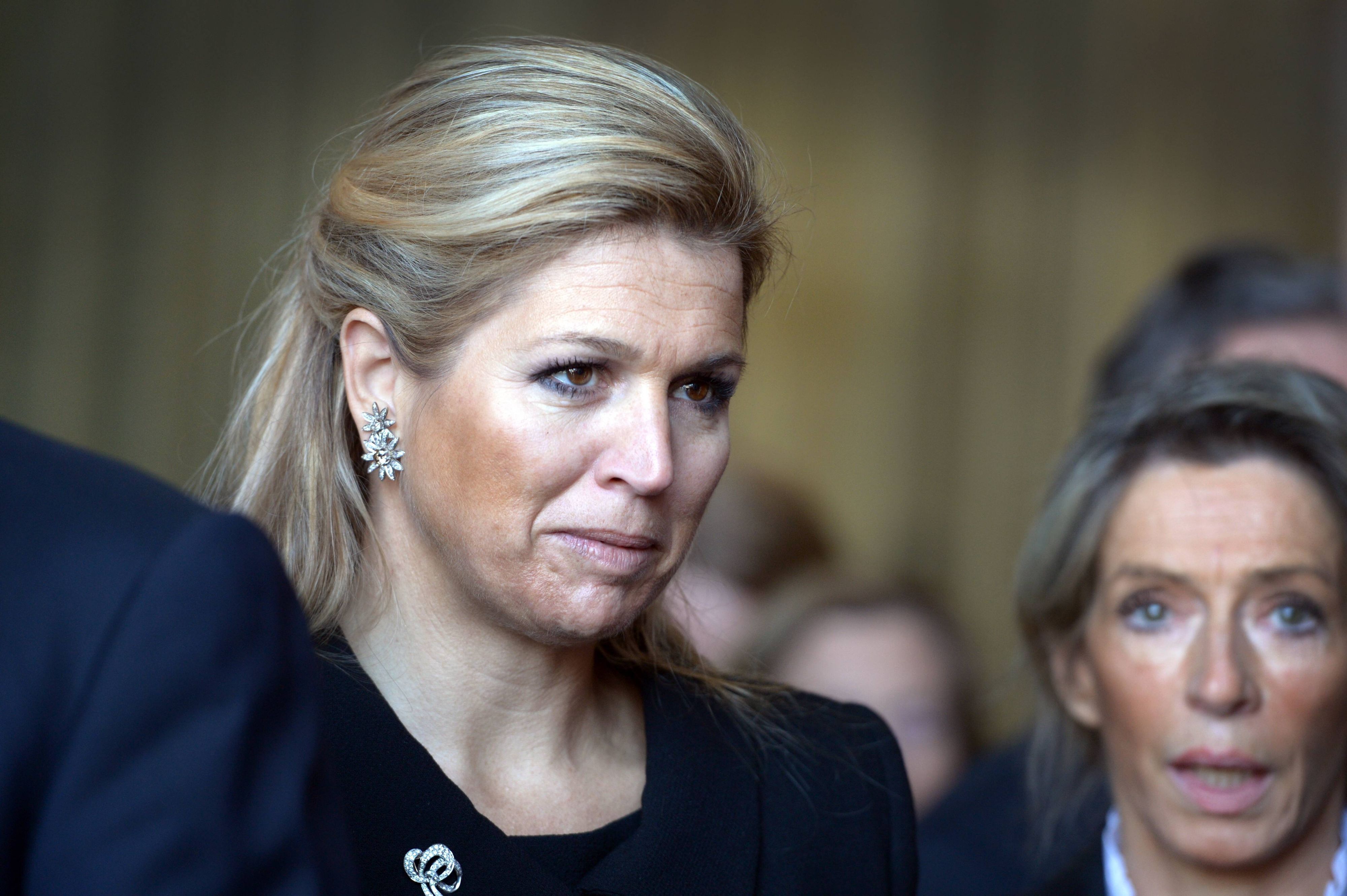 Königin Máxima schaut ernst.