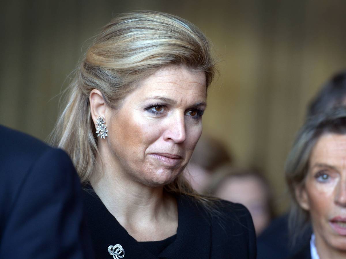 Königin Máxima schaut ernst.