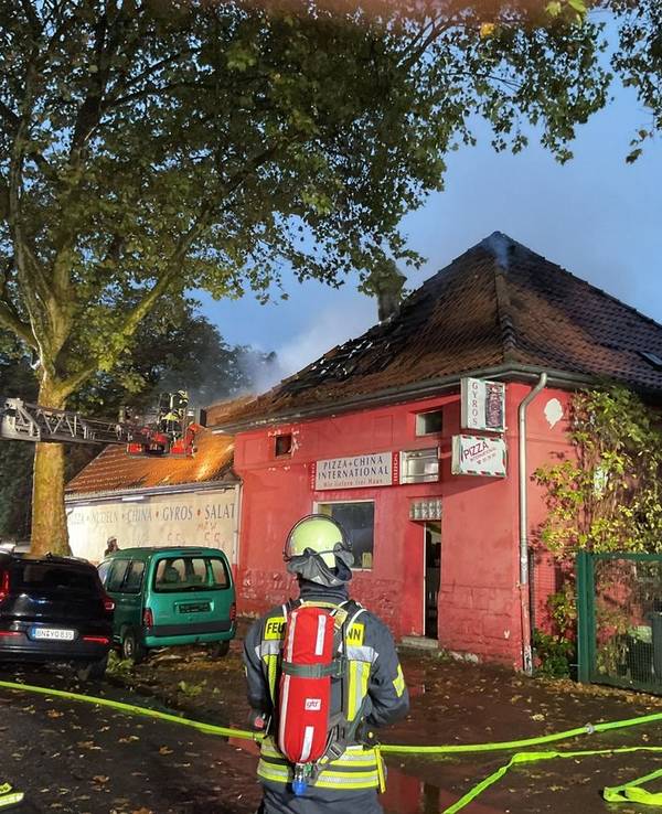 Dachstuhlbrand in Bonn-Friesdorf.