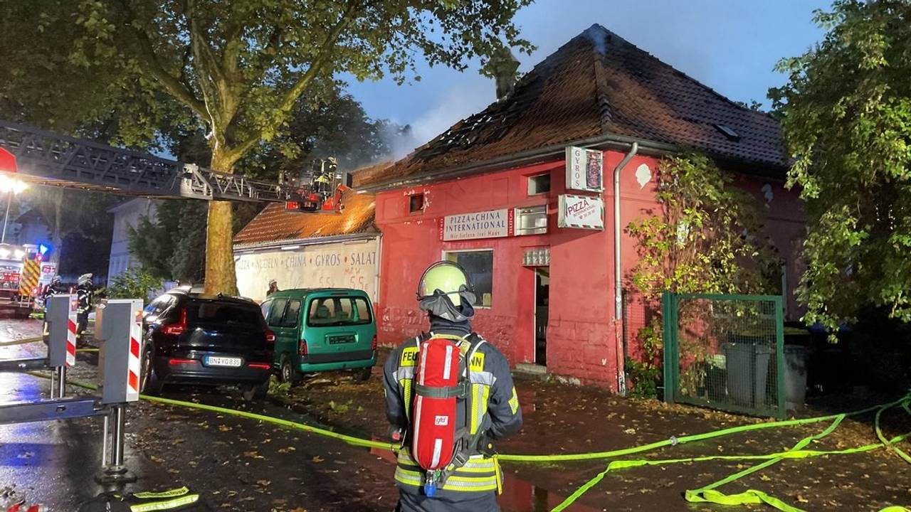 Dachstuhlbrand in Bonn-Friesdorf.