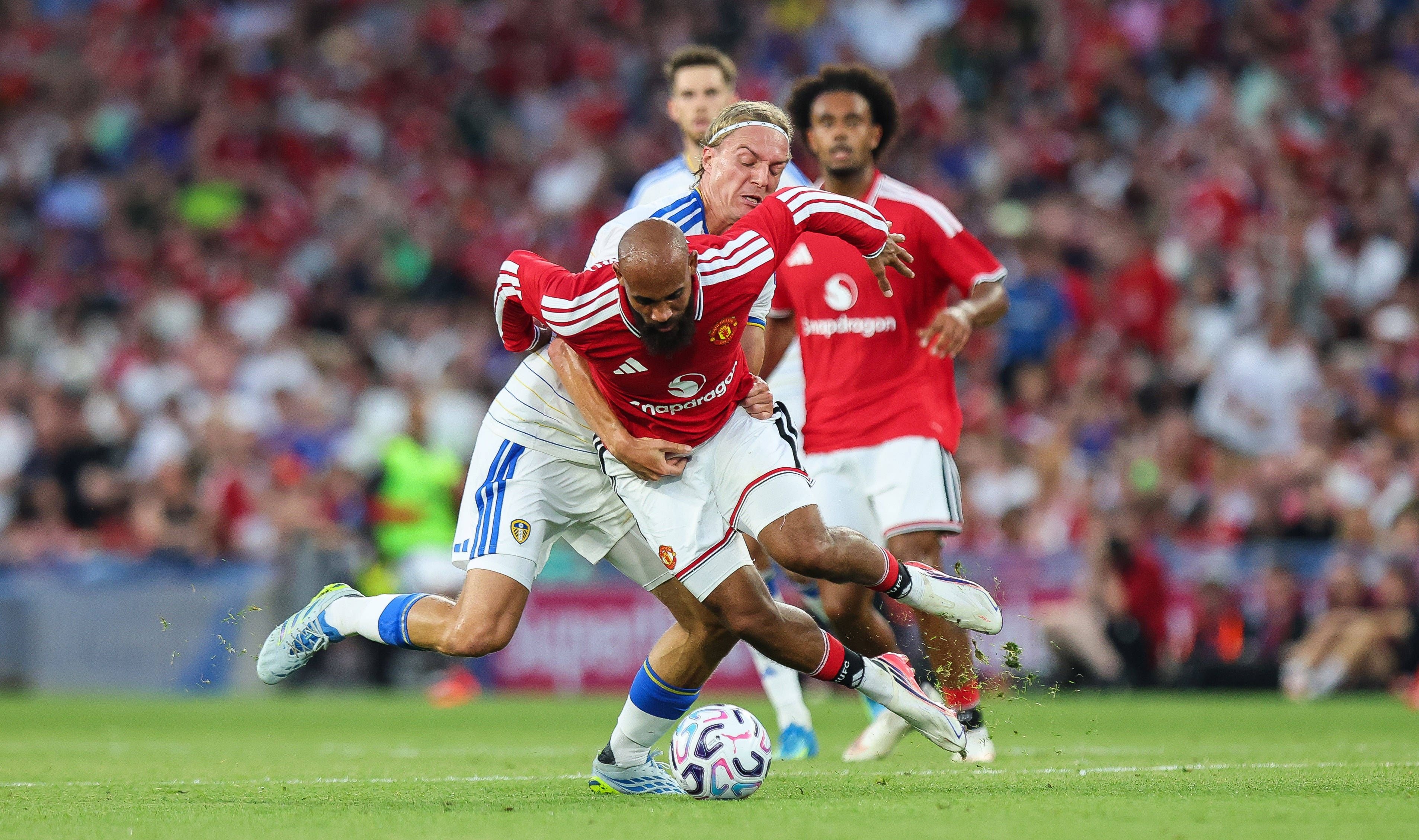 Sebastiaan Bornauw, hier noch im Trikot von Leeds, im Zweikampf mit Bryan Mbeumo von Manchester United.