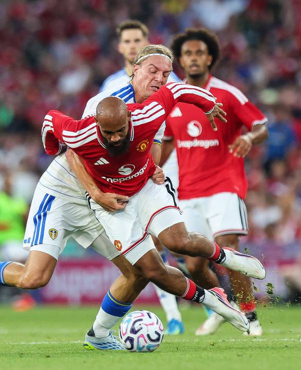Sebastiaan Bornauw, hier noch im Trikot von Leeds, im Zweikampf mit Bryan Mbeumo von Manchester United.