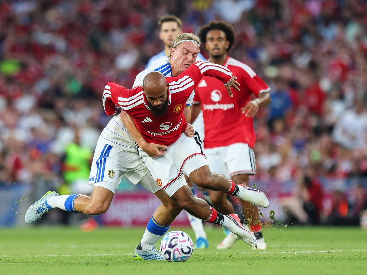 Sebastiaan Bornauw, hier noch im Trikot von Leeds, im Zweikampf mit Bryan Mbeumo von Manchester United.