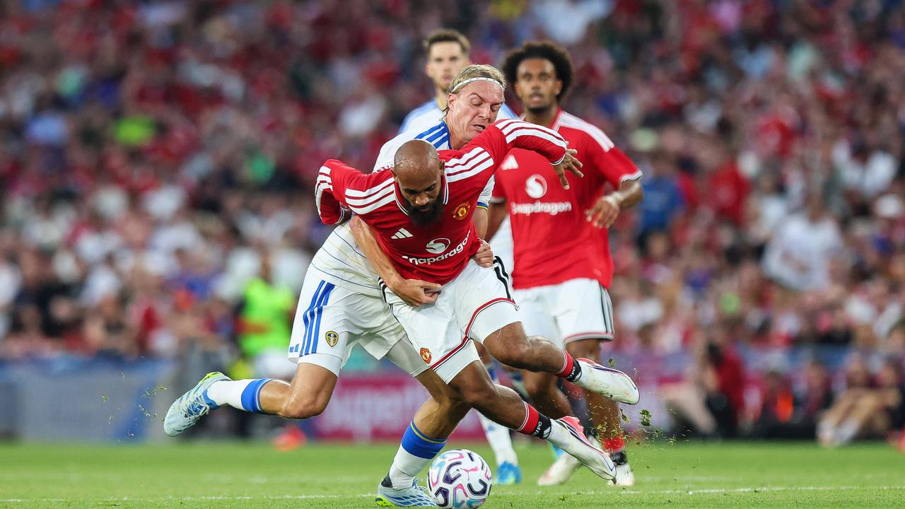 Sebastiaan Bornauw, hier noch im Trikot von Leeds, im Zweikampf mit Bryan Mbeumo von Manchester United.