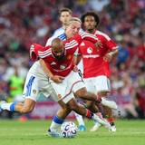 Sebastiaan Bornauw, hier noch im Trikot von Leeds, im Zweikampf mit Bryan Mbeumo von Manchester United.