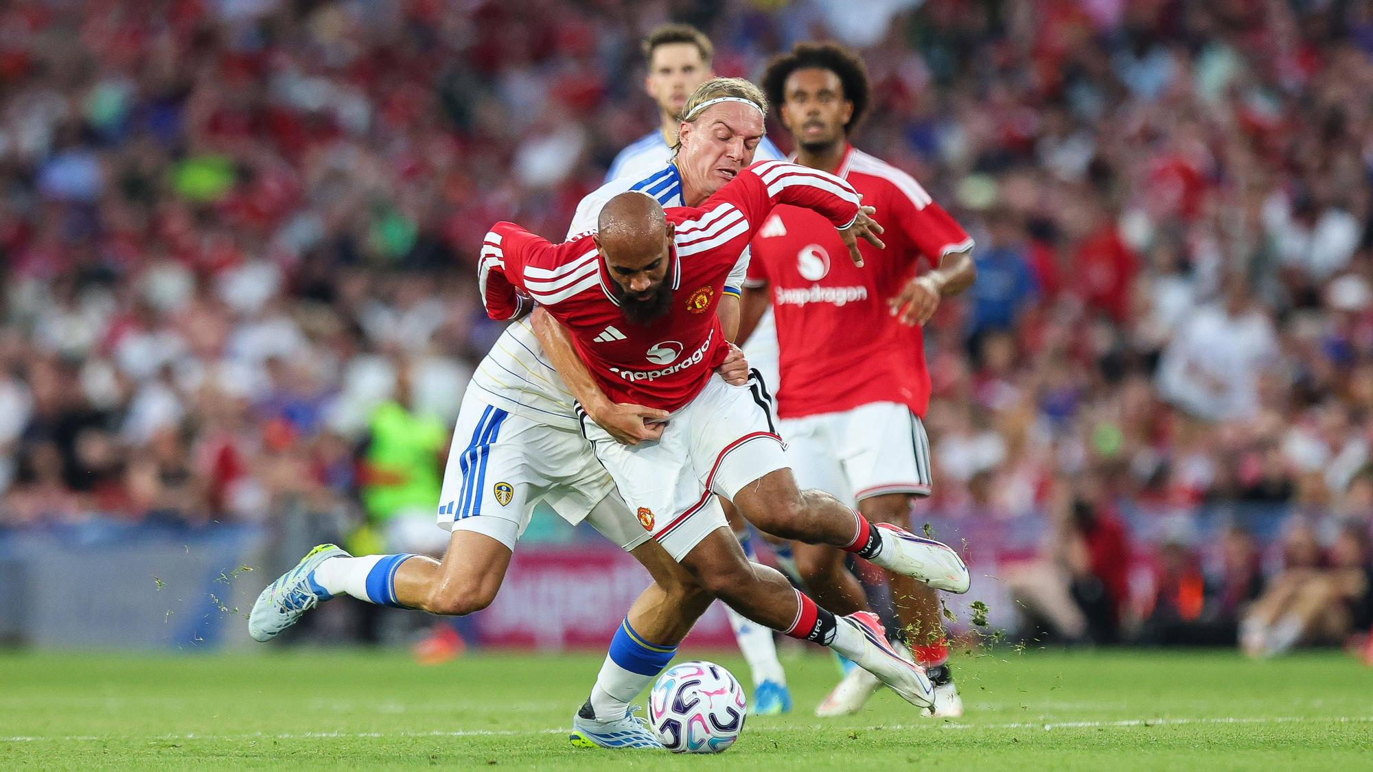 Sebastiaan Bornauw, hier noch im Trikot von Leeds, im Zweikampf mit Bryan Mbeumo von Manchester United.