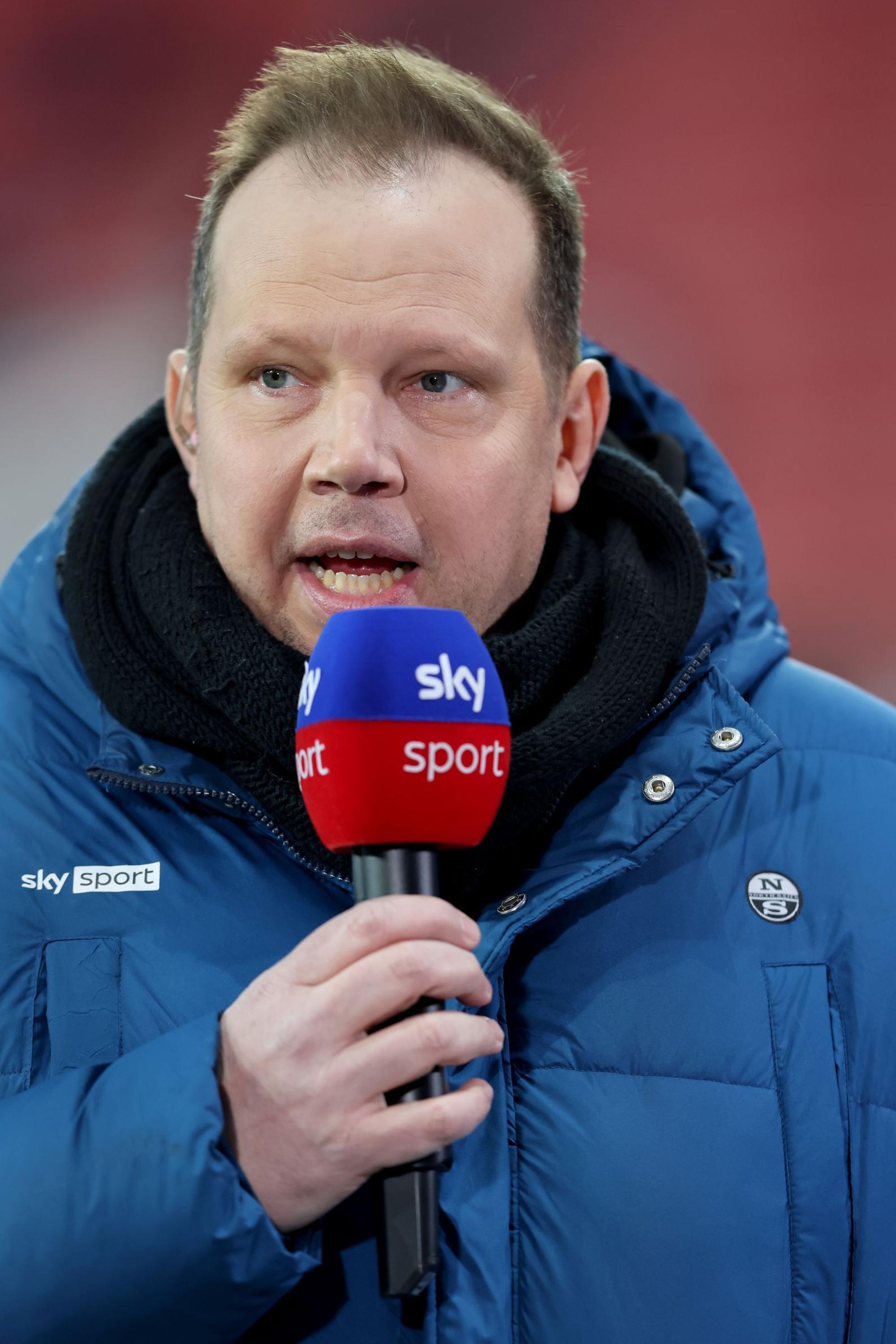 Einer der renommiertesten deutschen Fußball-Kommentatoren: Wolff-Christoph Fuss ist seit einigen Jahren für Sky im Einsatz und verstärkt seit 2025 auch das RTL-Team. (Bild: Getty Images/Christof Koepsel)