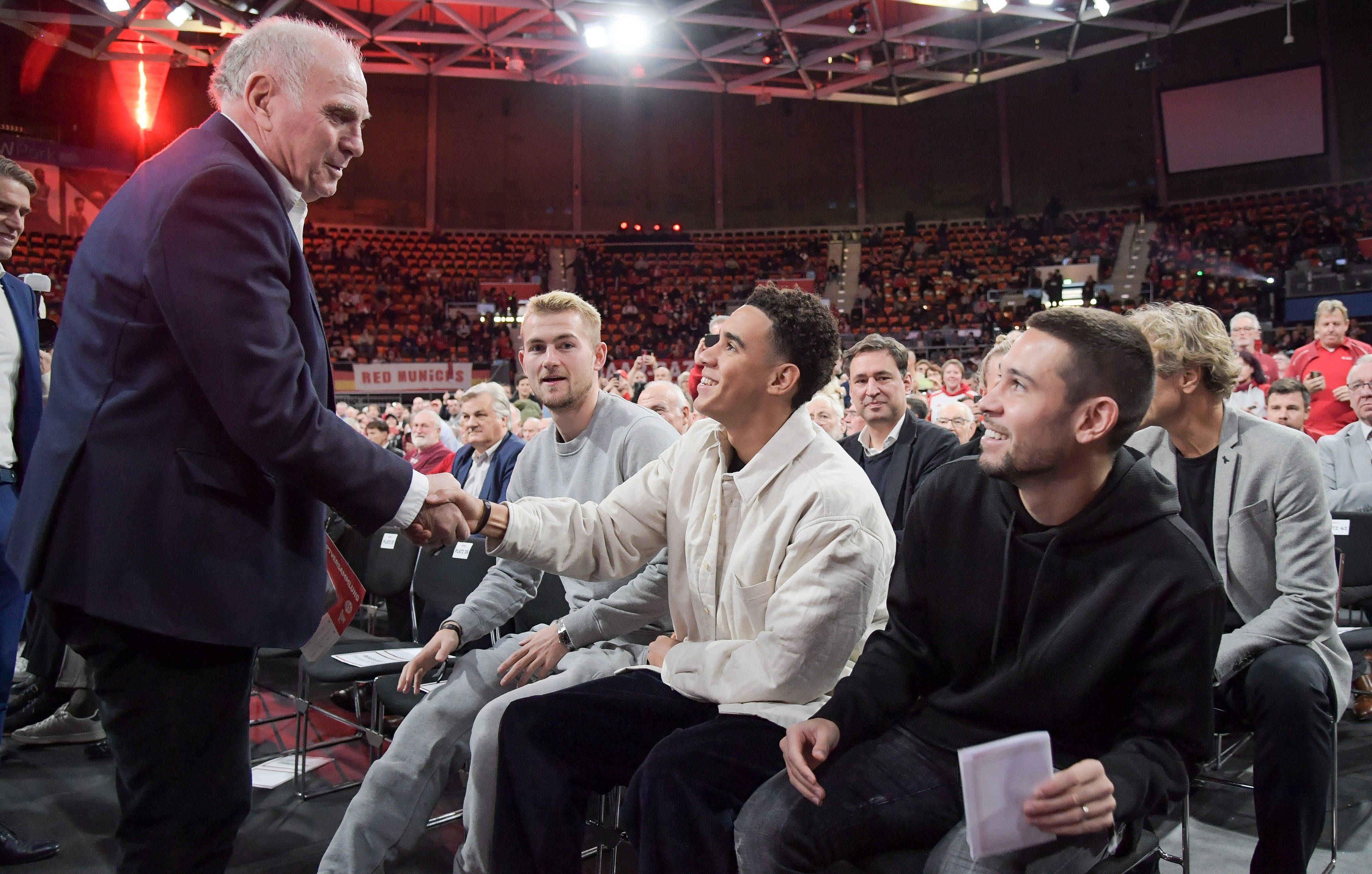Uli Hoeneß schüttelt Jamal Musiala.
