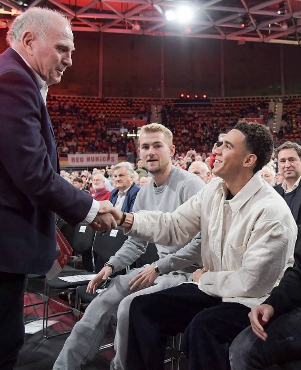 Uli Hoeneß schüttelt Jamal Musiala.