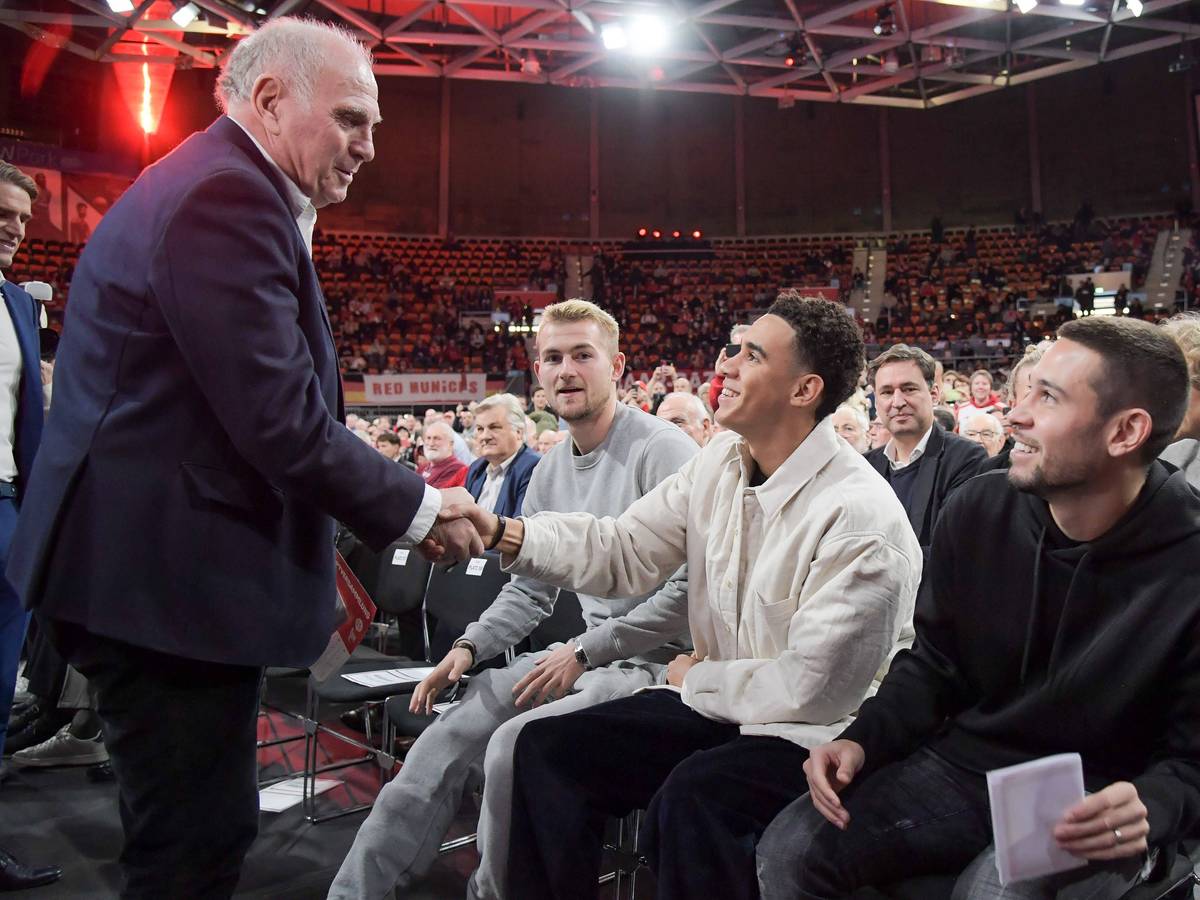 Uli Hoeneß schüttelt Jamal Musiala.