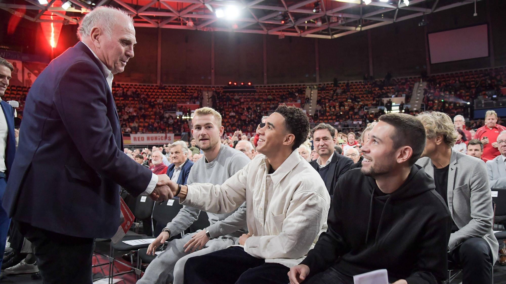 Uli Hoeneß schüttelt Jamal Musiala.
