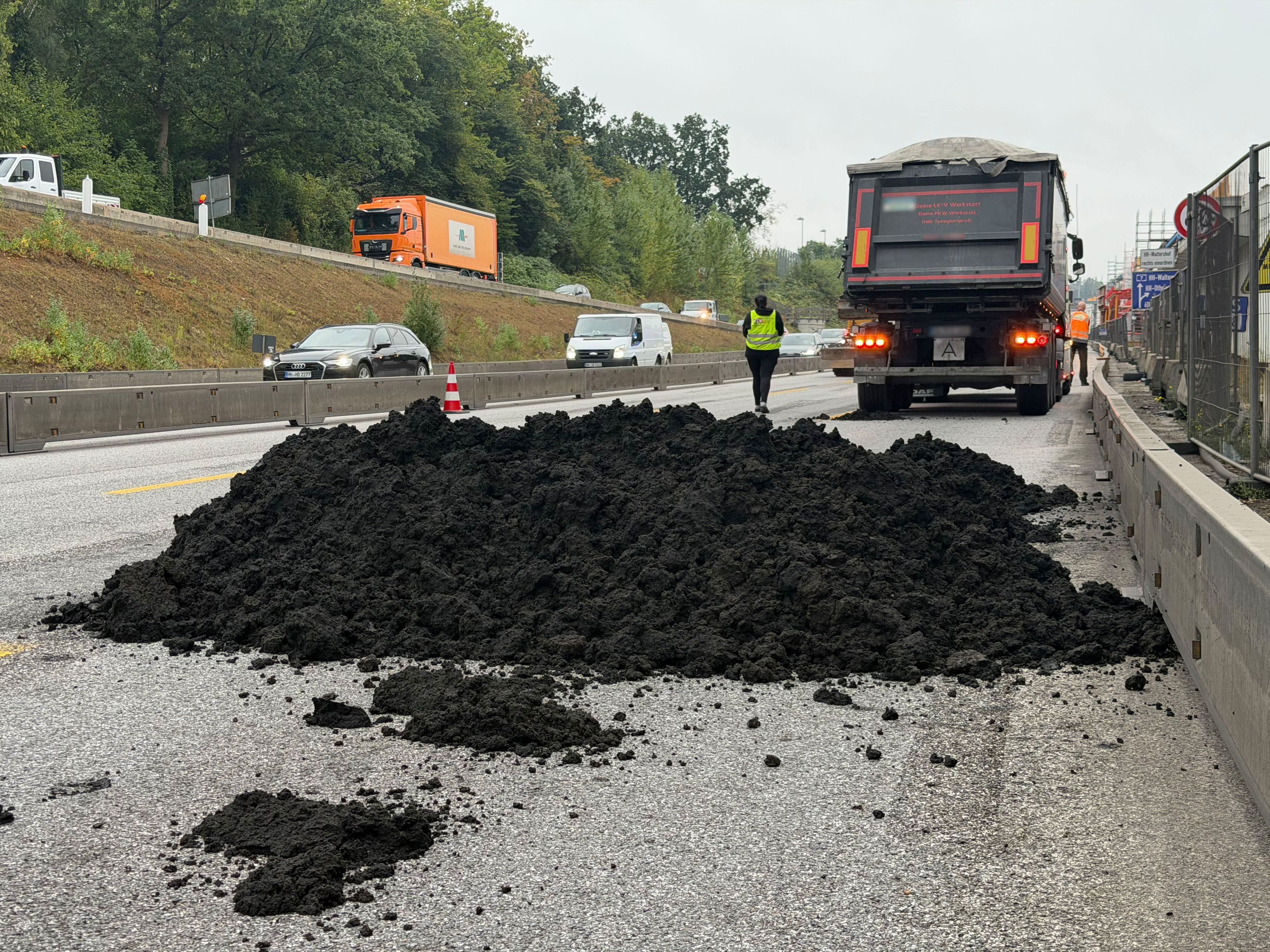 Ein Laster hat Klärschlamm verloren. Der Laster-Unfall hat am frühen Mittwochmorgen auf der Autobahn 7 in Hamburg für Verkehrschaos gesorgt.