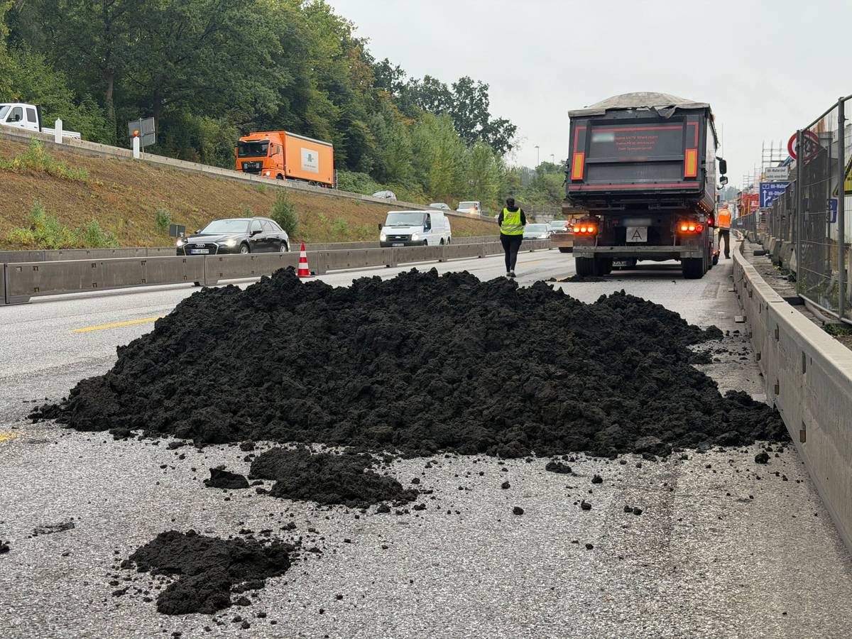 Ein Laster hat Klärschlamm verloren. Der Laster-Unfall hat am frühen Mittwochmorgen auf der Autobahn 7 in Hamburg für Verkehrschaos gesorgt.