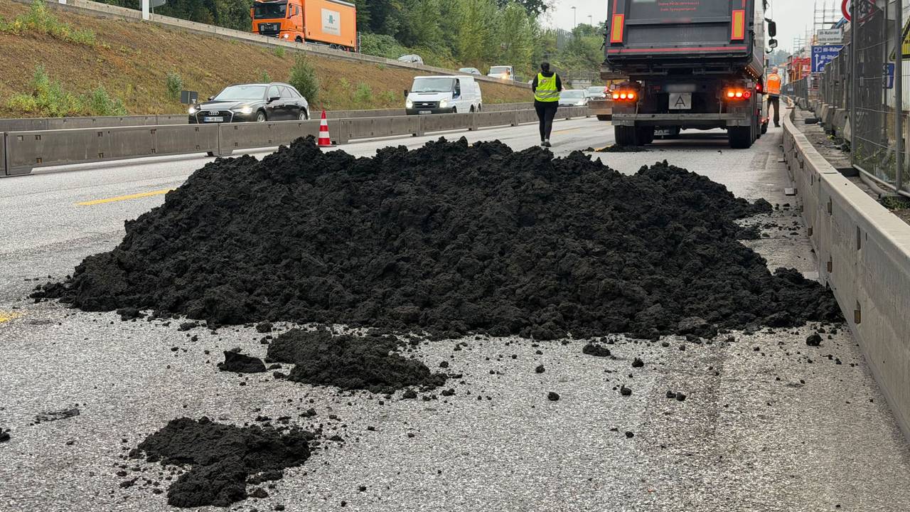 Ein Laster hat Klärschlamm verloren. Der Laster-Unfall hat am frühen Mittwochmorgen auf der Autobahn 7 in Hamburg für Verkehrschaos gesorgt.