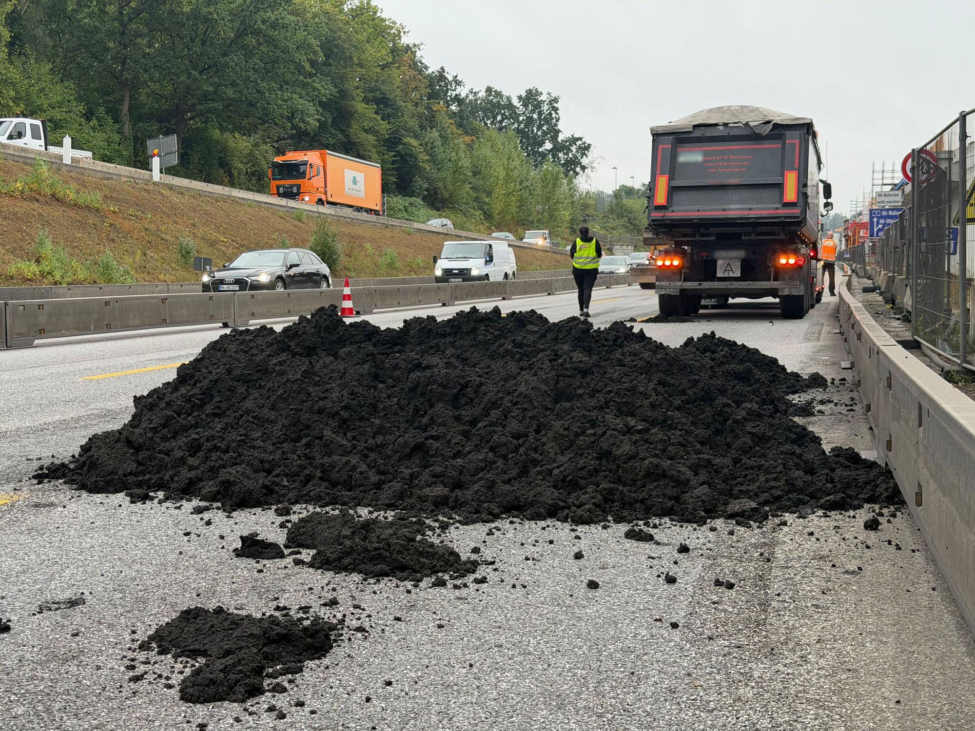 Ein Laster hat Klärschlamm verloren. Der Laster-Unfall hat am frühen Mittwochmorgen auf der Autobahn 7 in Hamburg für Verkehrschaos gesorgt.