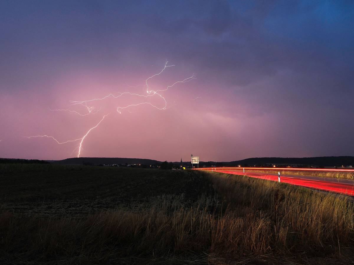 Blitze zucken bei einem abendlichen Gewitter über Mittelfranken.