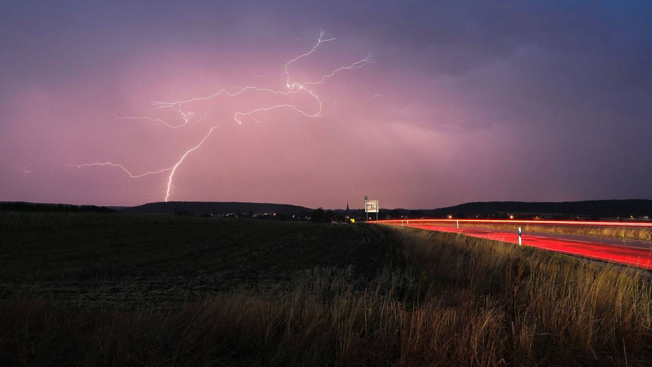 Blitze zucken bei einem abendlichen Gewitter über Mittelfranken.