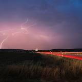Blitze zucken bei einem abendlichen Gewitter über Mittelfranken.