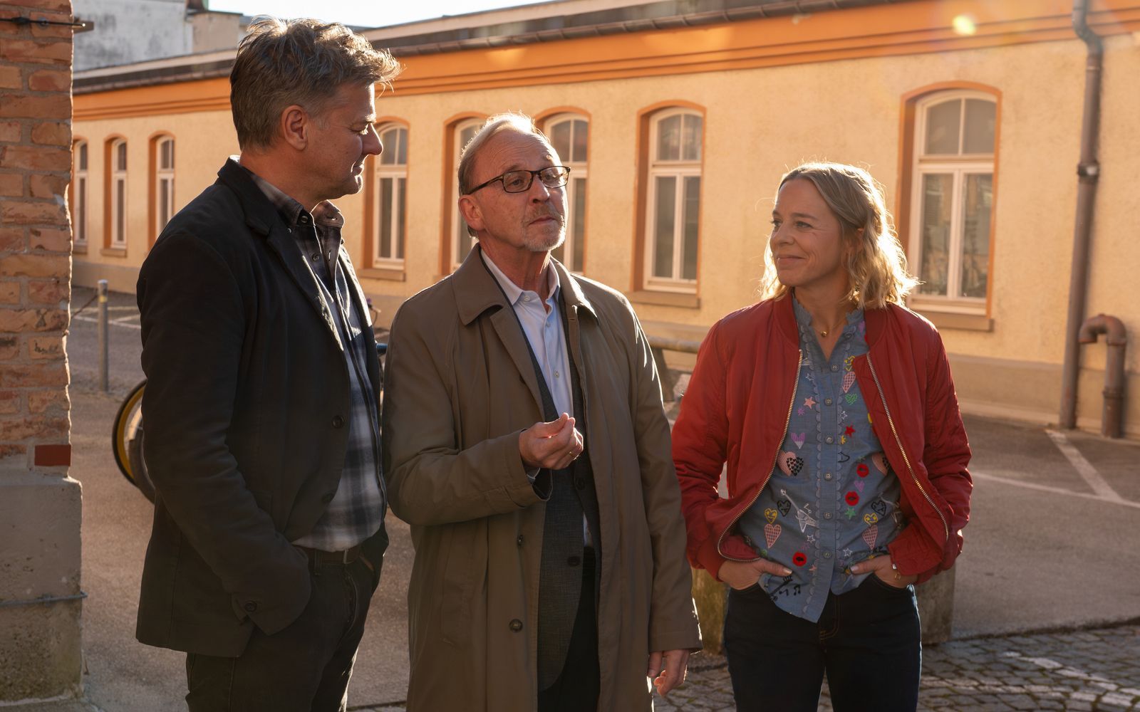 In „Die Stadt, die es nicht gibt“ ermittelt Ludwig Schaller (Alexander Held, Mitte) ein vorletztes Mal an der Seite seiner Kollegen Angelika Flierl (Bernadette Heerwagen) und Harald Neuhauser (Marcus Mittermeier). Auch den letzten „München Mord“-Film mit dem verstorbenen Schauspieler gibt es nun bereits online zu sehen.  (Bild: ZDF/Susanne Bernhard)