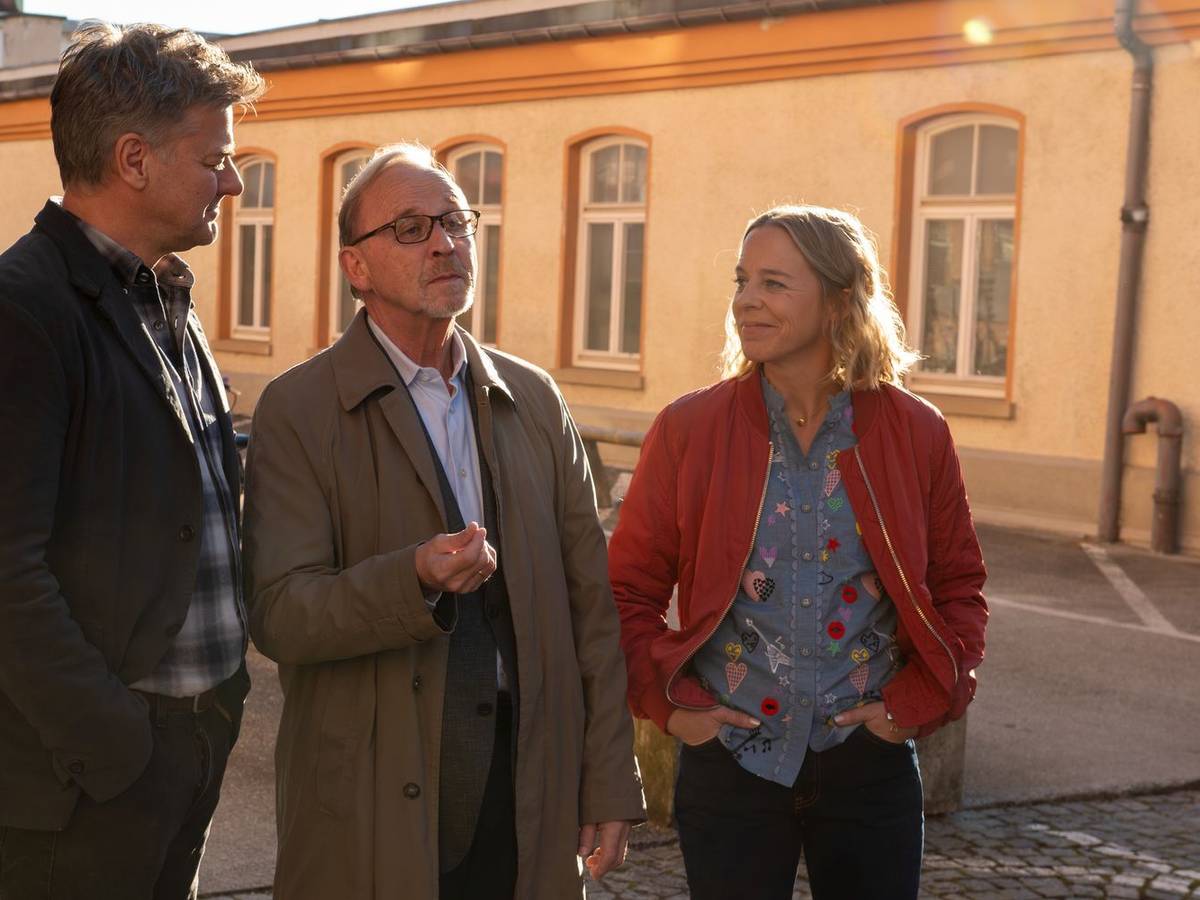 In „Die Stadt, die es nicht gibt“ ermittelt Ludwig Schaller (Alexander Held, Mitte) ein vorletztes Mal an der Seite seiner Kollegen Angelika Flierl (Bernadette Heerwagen) und Harald Neuhauser (Marcus Mittermeier). Auch den letzten „München Mord“-Film mit dem verstorbenen Schauspieler gibt es nun bereits online zu sehen. (Bild: ZDF/Susanne Bernhard)