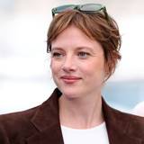 Jella Haase hätte die Hauptrolle in der Serienversion von „Die Päpstin“ gespielt. Nun liegt das Projekt auf Eis. (Bild: 2026 Getty Images/Andreas Rentz)