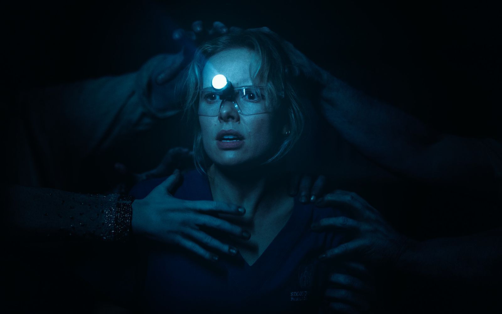Zweifelhafter Segen: Gemma (Amelia Eve) stellt fest, dass sie die Fähigkeit besitzt, in das Ewigreich zu reisen. (Bild: 2026 Sony Pictures Entertainment)