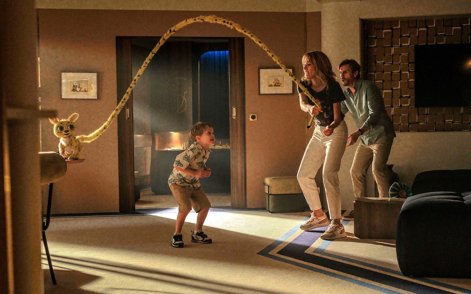 David (Philippe Lacheau, rechts, mit Élodie Fontan und Corentin Guillot) hat viel Spaß mit dem Marsupilami, aber auch eine Menge Stress. (Bild: Splendid Film)