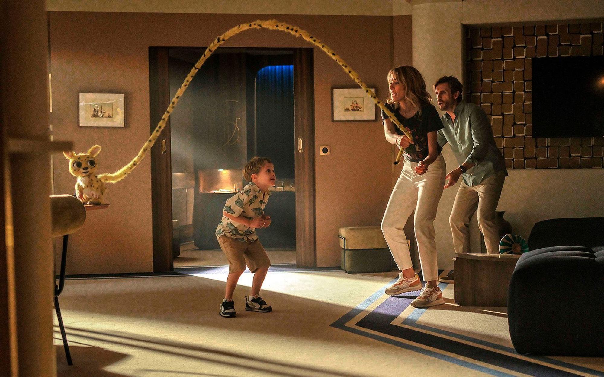 David (Philippe Lacheau, rechts, mit Élodie Fontan und Corentin Guillot) hat viel Spaß mit dem Marsupilami, aber auch eine Menge Stress. (Bild: Splendid Film)