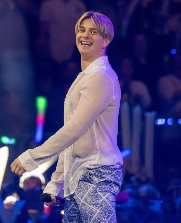 Vincent Gross singt bei der Live-Fernsehshow „Schlagerchampions 2024“ im Velodrom.