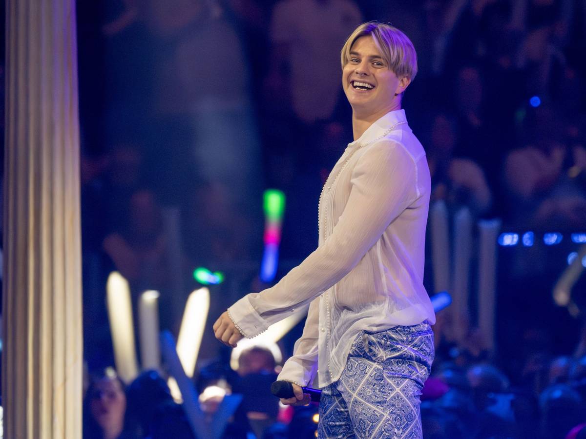 Vincent Gross singt bei der Live-Fernsehshow „Schlagerchampions 2024“ im Velodrom.