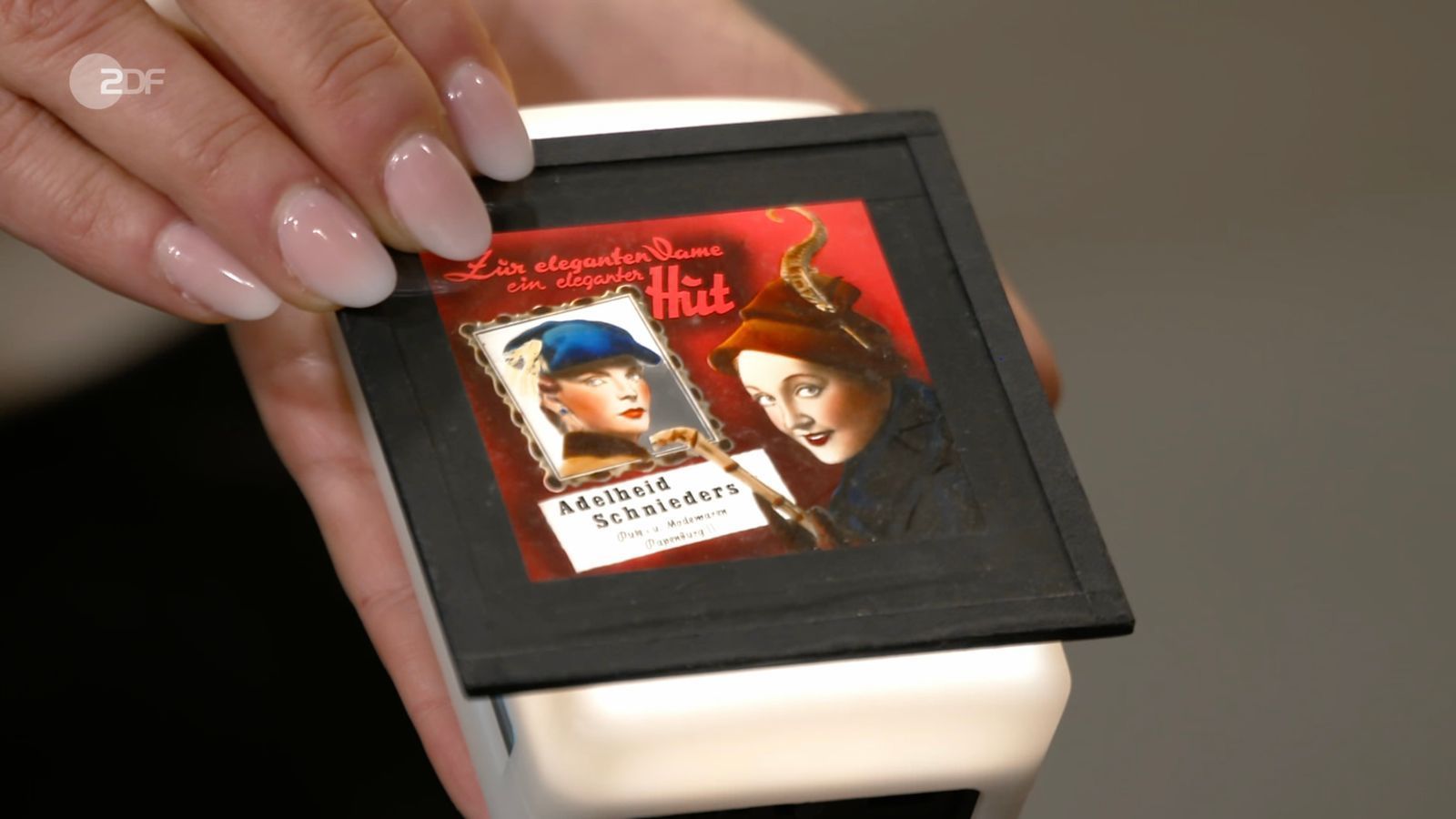 Die Dias stammten aus einer Zeit, in der das Kino noch als das wirkungsvollste Medium für Werbung galt, erklärte die Expertin. (Bild: ZDF)