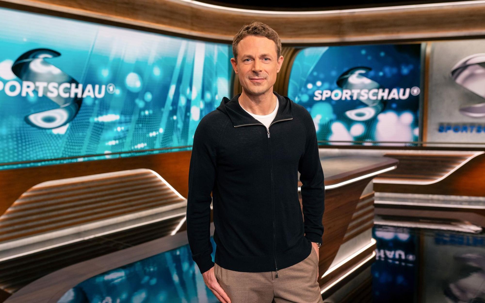 Die Öffentlich-Rechtlichen übertragen weiterhin keine Live-Spiele der obersten deutschen Fußball-Spielklassen, dafür bleiben weiterhin die Highlight-Zusammenfassungen (im Bild: „Sportschau“-Moderator Alexander Bommes). Außerdem zeigen ARD und die dritten Programme zahlreiche Live-Spiele aus der 3. Bundesliga. (Bild: WDR)