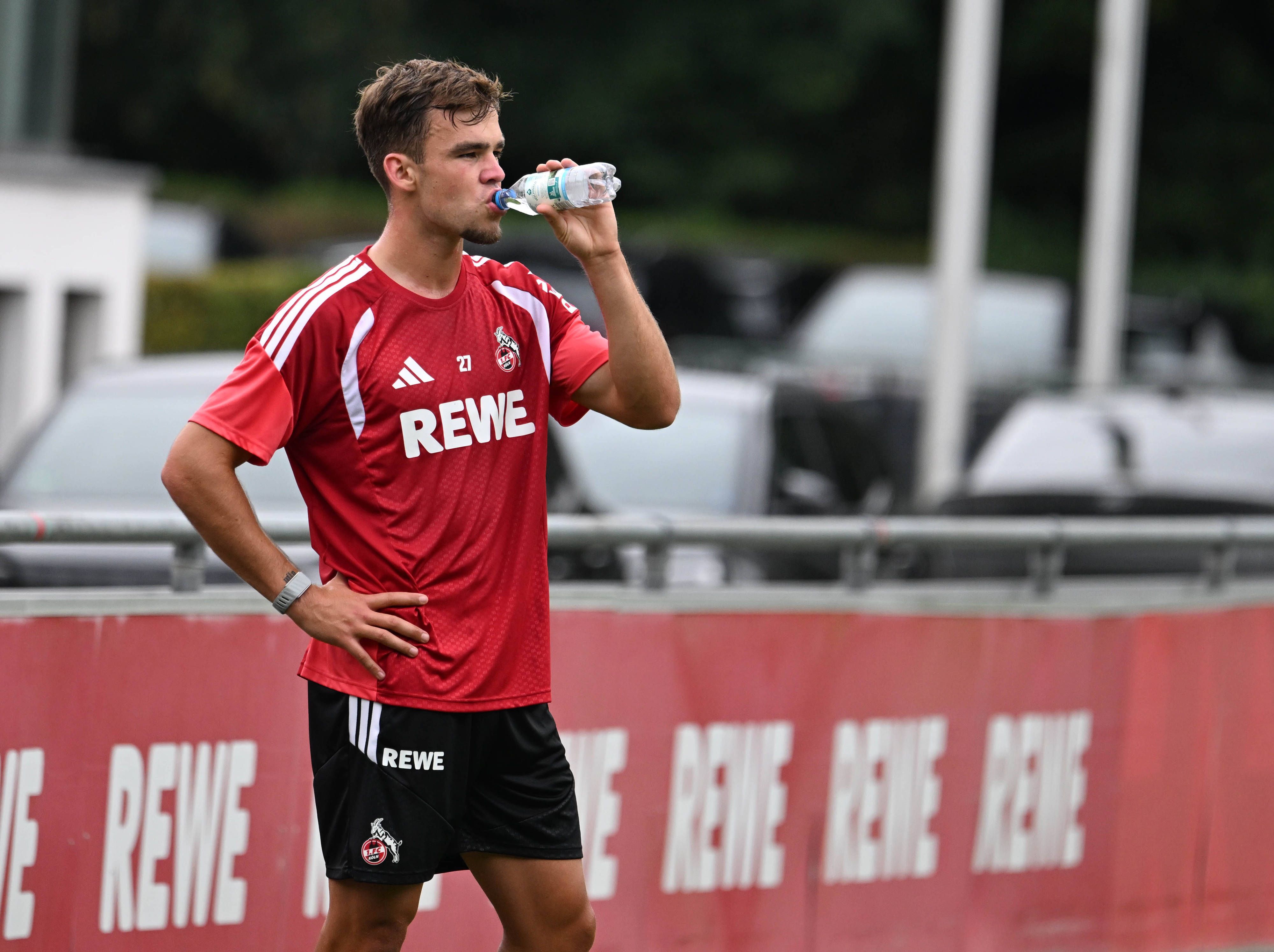 Beim Training des 1. FC Köln trinkt Thijs Dallinga.