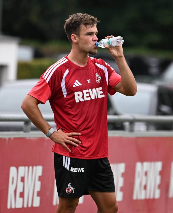 Beim Training des 1. FC Köln trinkt Thijs Dallinga.