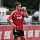 Beim Training des 1. FC Köln trinkt Thijs Dallinga.