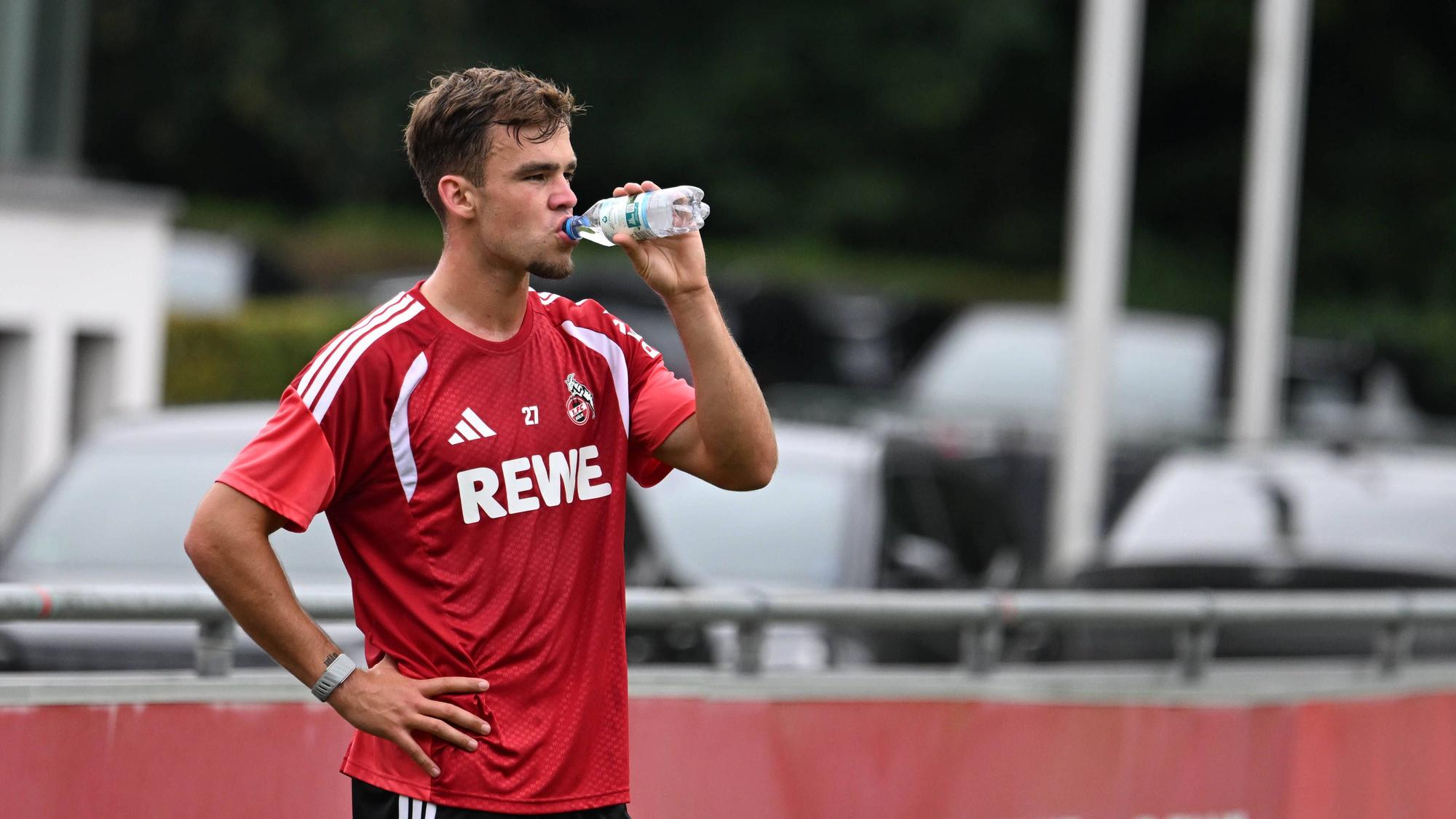 Beim Training des 1. FC Köln trinkt Thijs Dallinga.