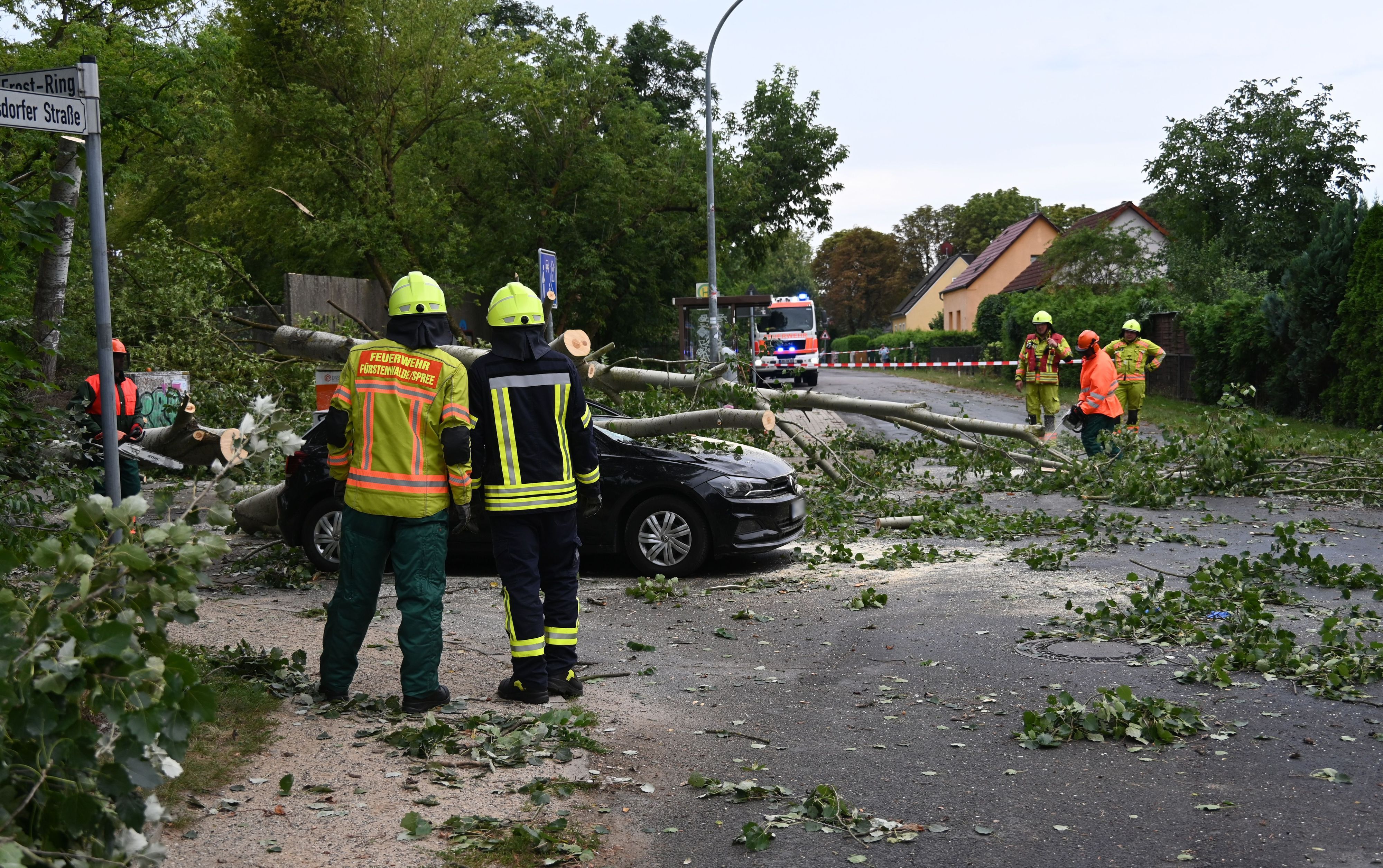 Ein umgestürzter Baum liegt nach einem Unwetter in Fürstenwalde-Süd auf einem Auto. Bei einem Unwetter sind mehrere Bäume umgestürzt und Autos beschädigt worden. Der Deutsche Wetterdienst bestätigt jetzt, dass es im brandenburgischen Fürstenwalde/Spree einen Tornado gegeben hat.