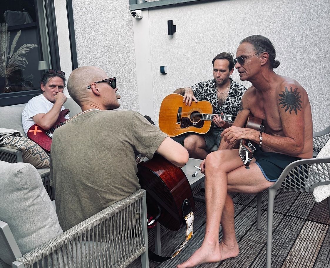 Peter Brings mit Cat Ballou auf seiner Terrasse.