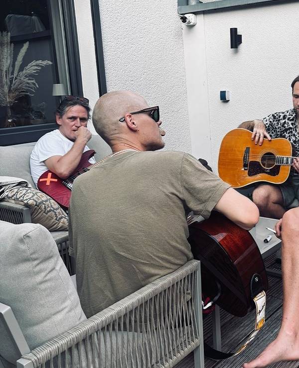 Peter Brings mit Cat Ballou auf seiner Terrasse.