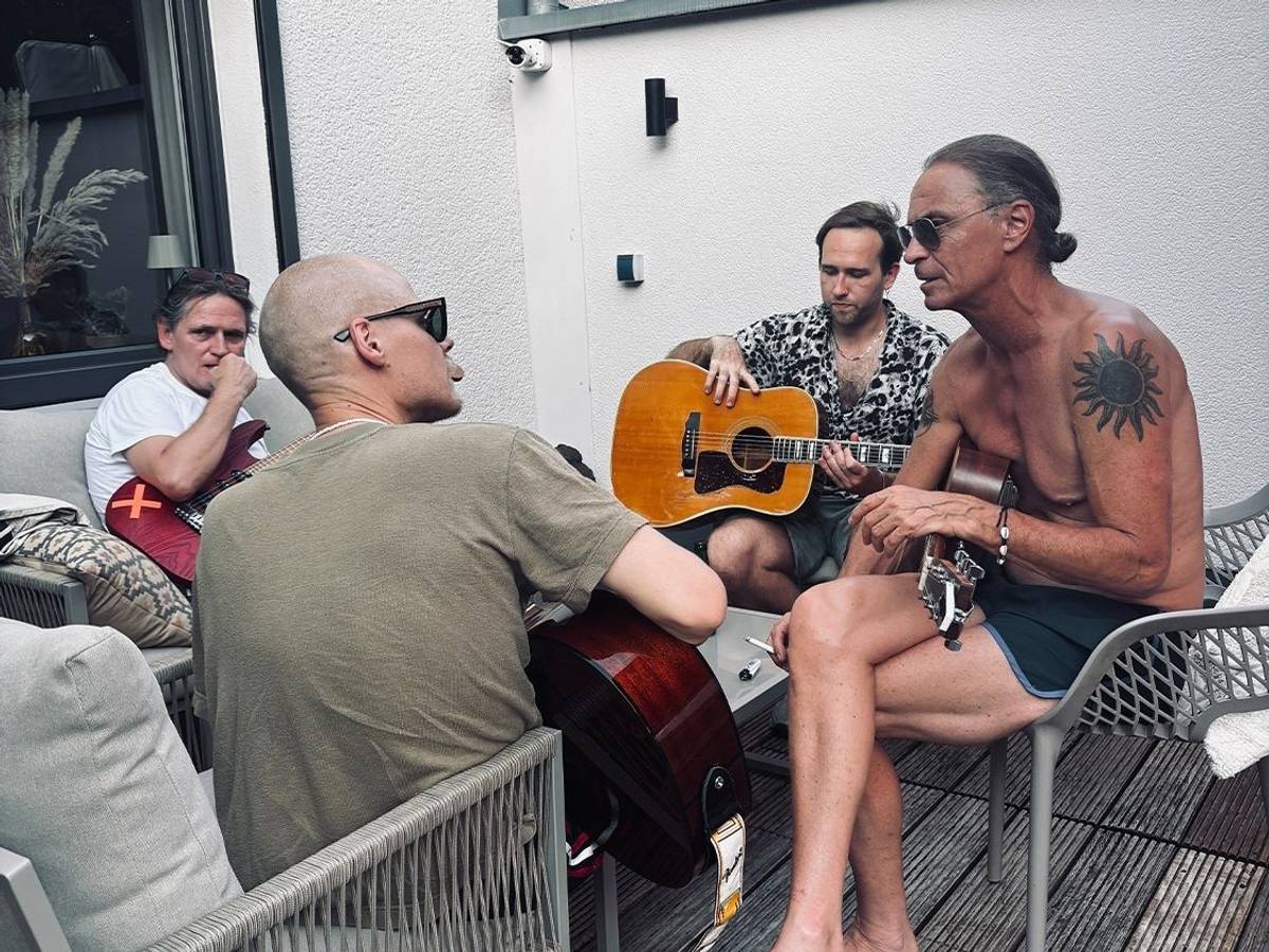 Peter Brings mit Cat Ballou auf seiner Terrasse.