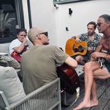 Peter Brings mit Cat Ballou auf seiner Terrasse.