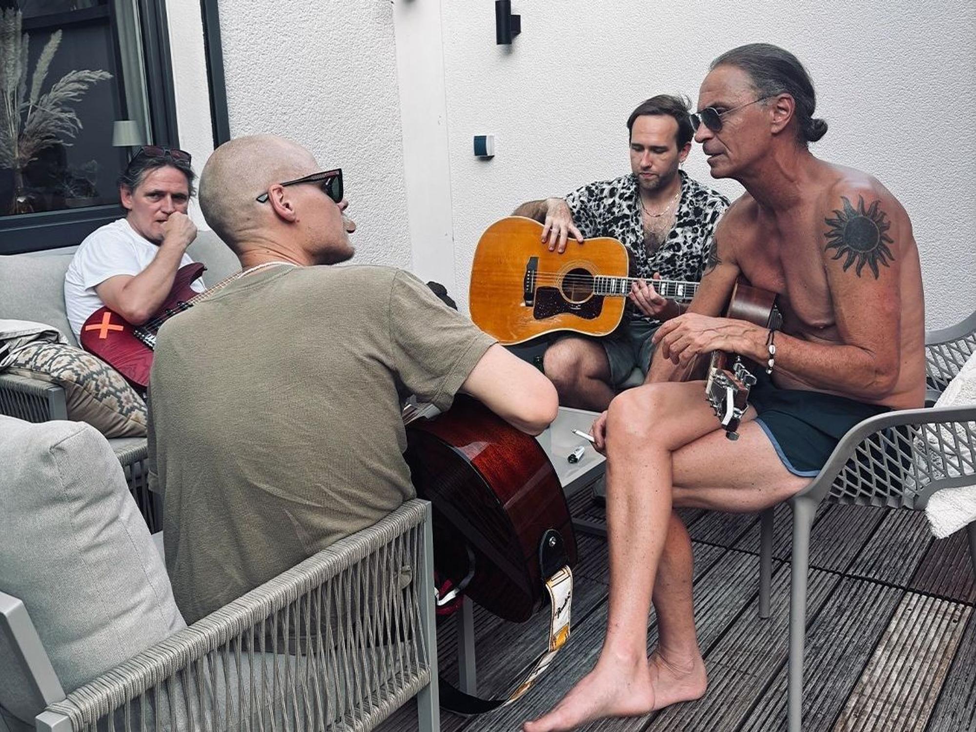 Peter Brings mit Cat Ballou auf seiner Terrasse.