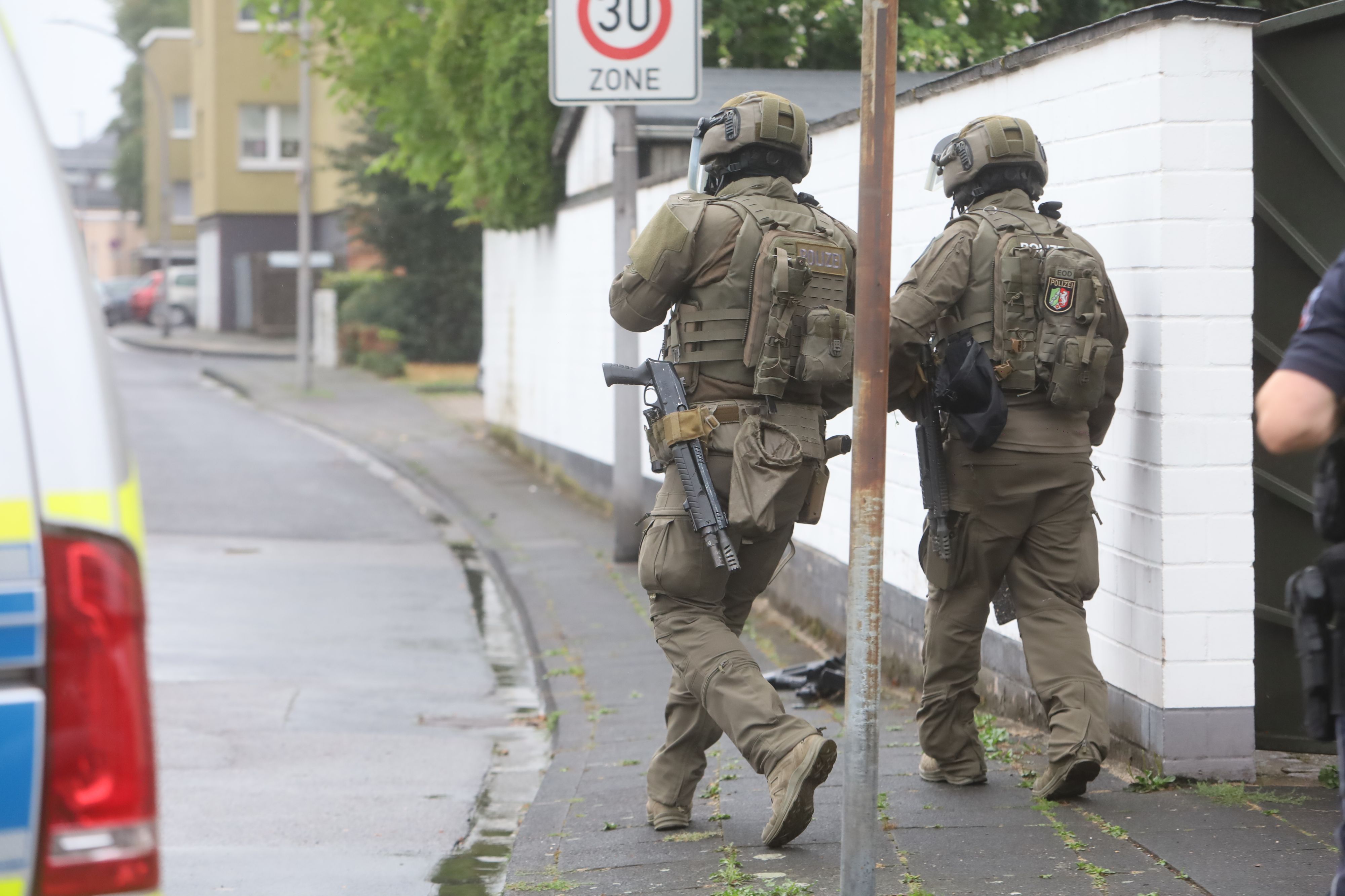 In Köln-Niehl ist am 18. August 2026 ein Spezialeinsatzkommando (SEK) der Polizei im Einsatz, nachdem Schüsse aus einer Dachgeschosswohnung gemeldet worden waren.