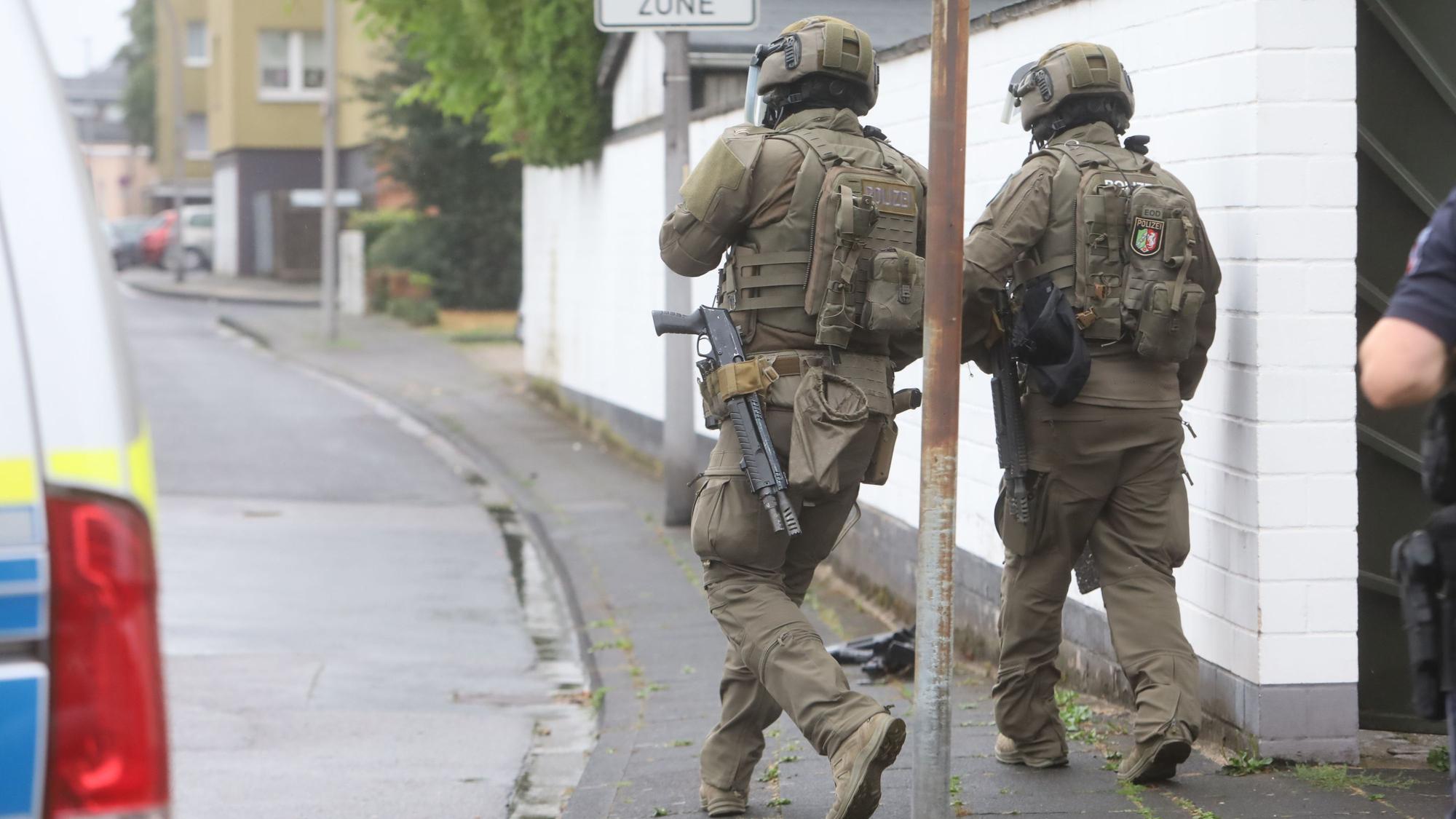 In Köln-Niehl ist am 18. August 2026 ein Spezialeinsatzkommando (SEK) der Polizei im Einsatz, nachdem Schüsse aus einer Dachgeschosswohnung gemeldet worden waren.