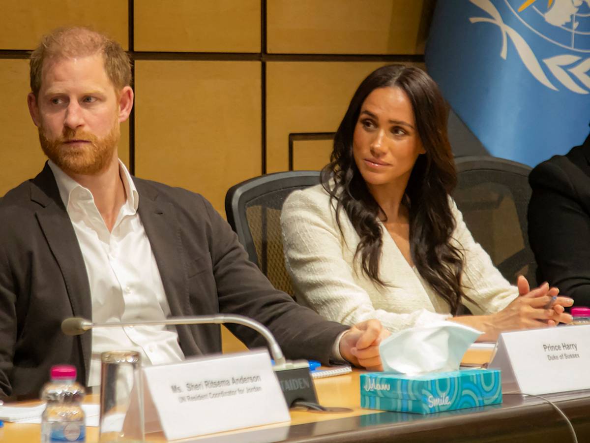 Harry und Meghan sitzen nebeneinander.