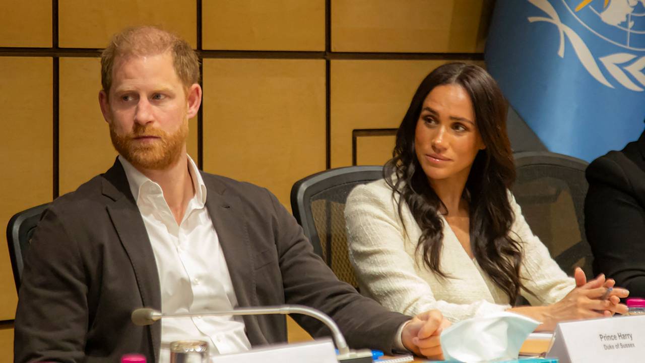 Harry und Meghan sitzen nebeneinander.