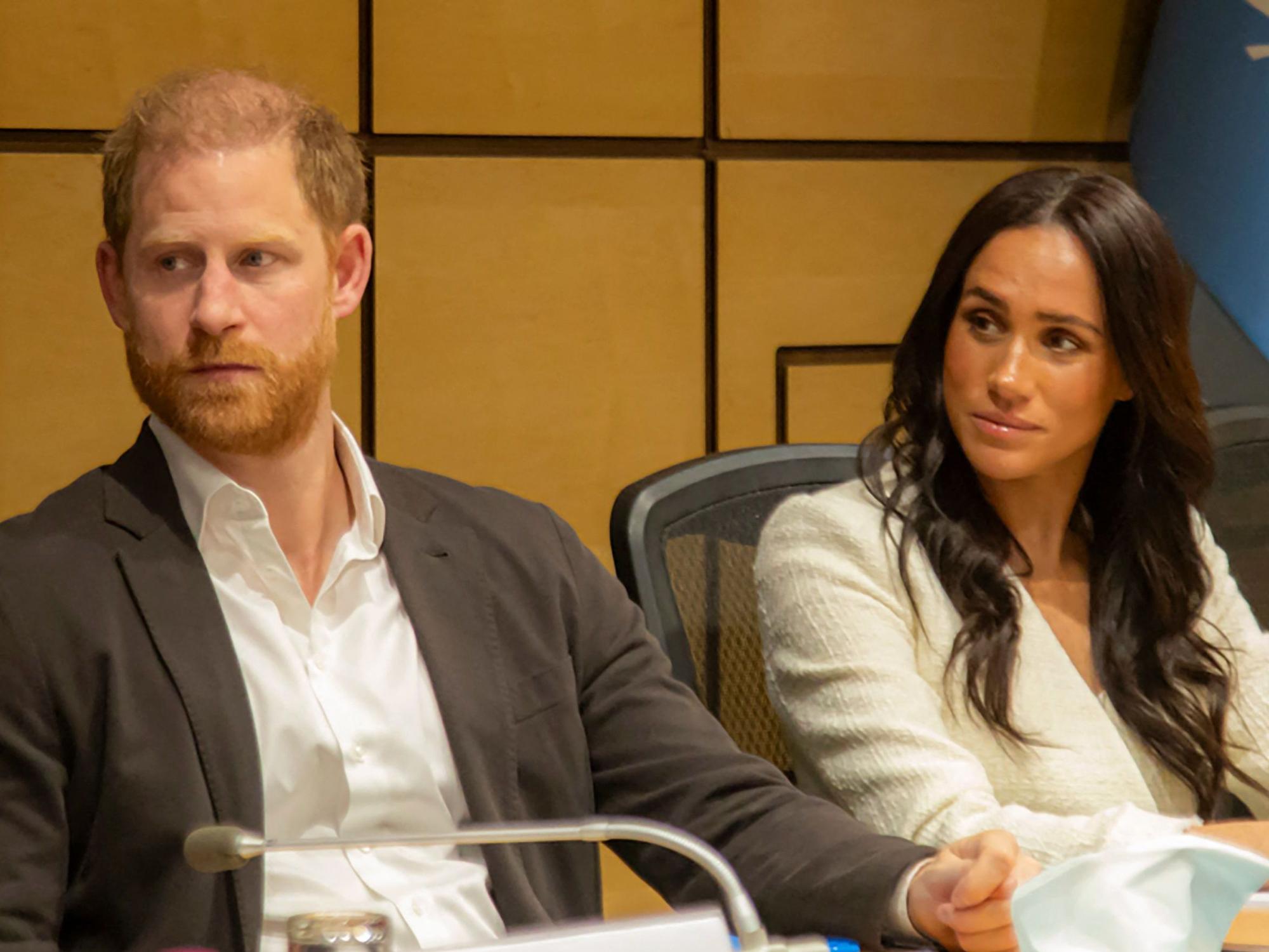 Harry und Meghan sitzen nebeneinander.