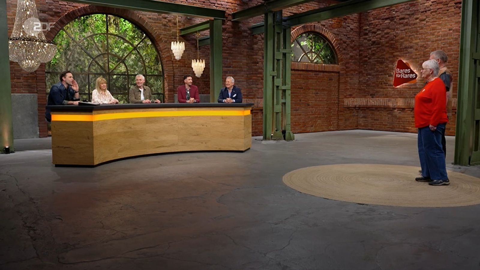 „Können sie uns jetzt überhaupt noch hören?“, witzelte David Suppes (links) in Richtung der Verkäufer.  (Bild: ZDF)
