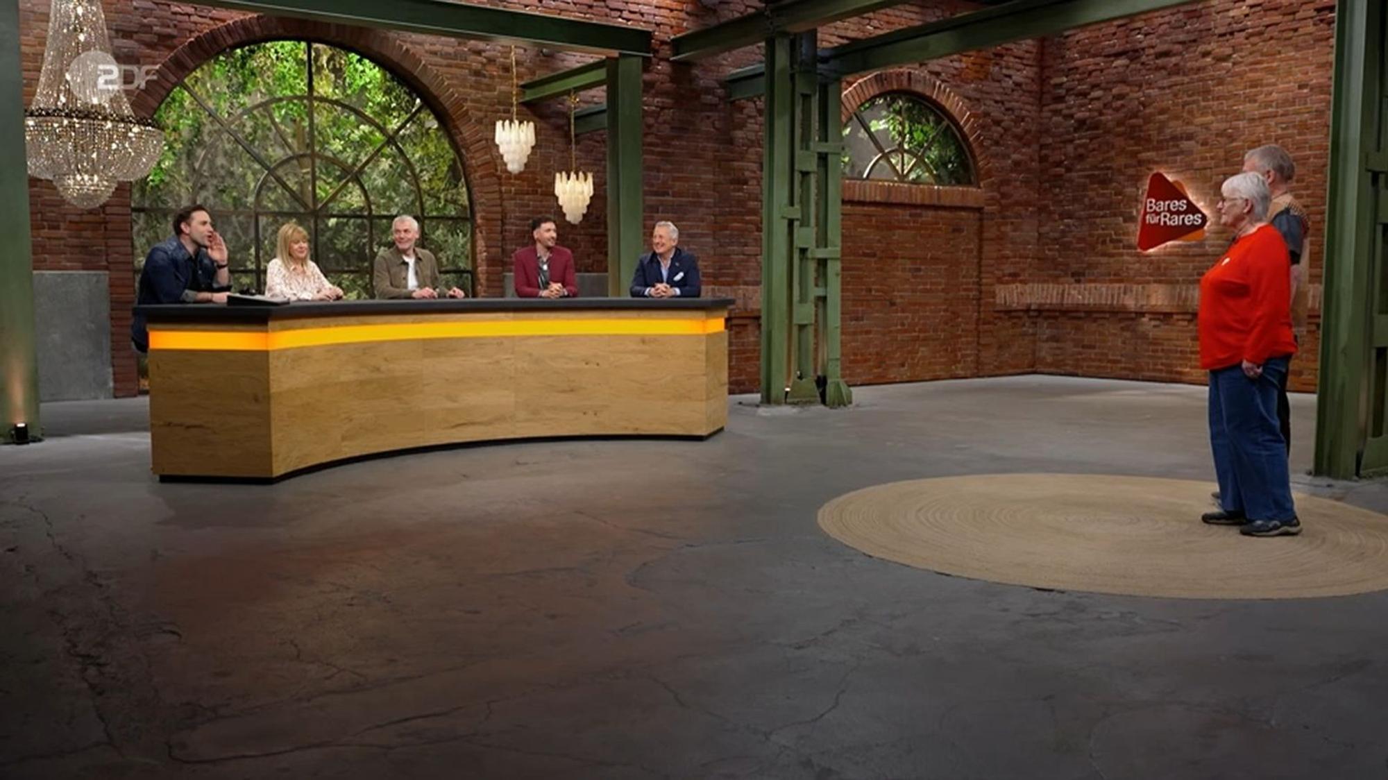 „Können sie uns jetzt überhaupt noch hören?“, witzelte David Suppes (links) in Richtung der Verkäufer. (Bild: ZDF)